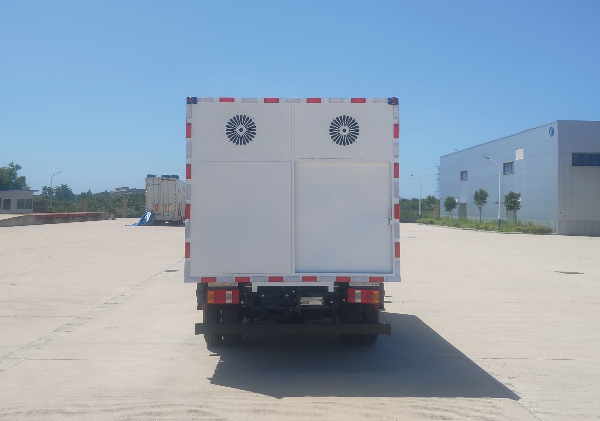豪沃牌ZZ5047XCQF3314F145雏禽运输车公告图片