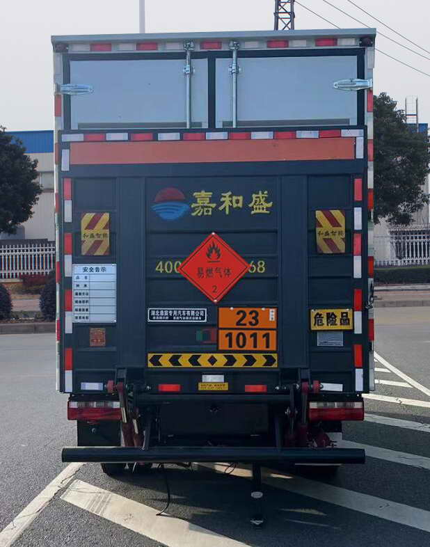 鼎宸腾兴牌DCZ5040XRQCA6易燃气体厢式运输车公告图片