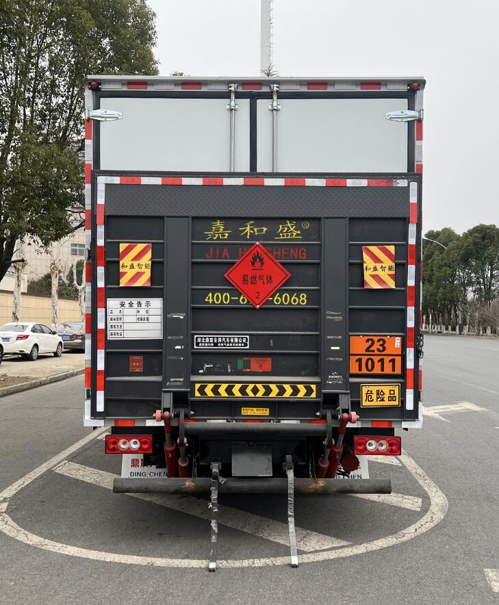 鼎宸腾兴牌DCZ5098XRQBJ6易燃气体厢式运输车公告图片