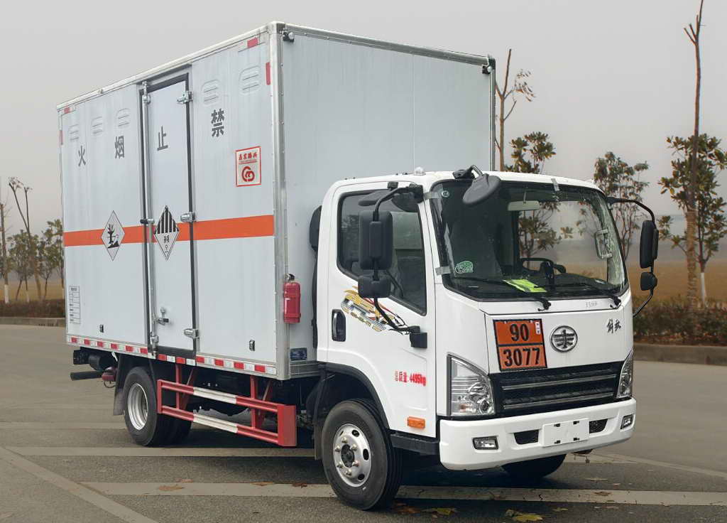 鼎宸腾兴牌DCZ5040XZWCA6杂项危险物品厢式运输车公告图片