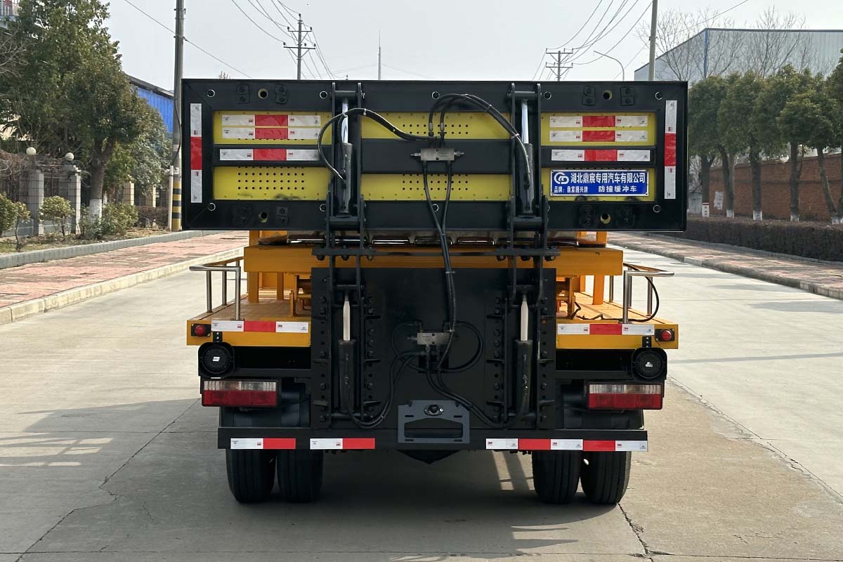 鼎宸腾兴牌DCZ5040TFZCDW防撞缓冲车公告图片