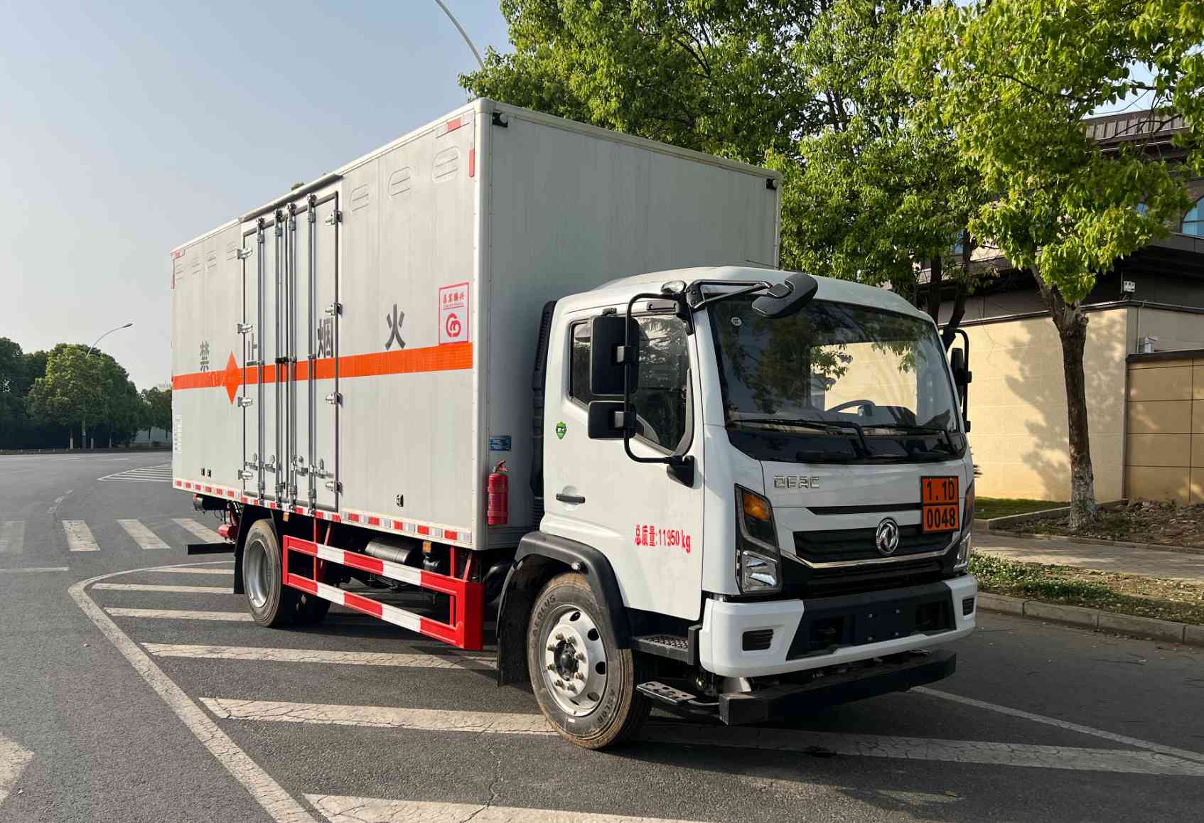 鼎宸腾兴牌DCZ5125XQYEQ6爆破器材运输车公告图片