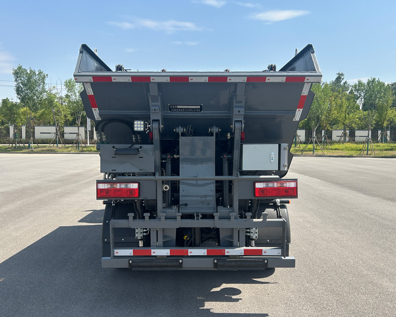 犀重牌AXZ5071ZZZDFBEV纯电动自装卸式垃圾车公告图片