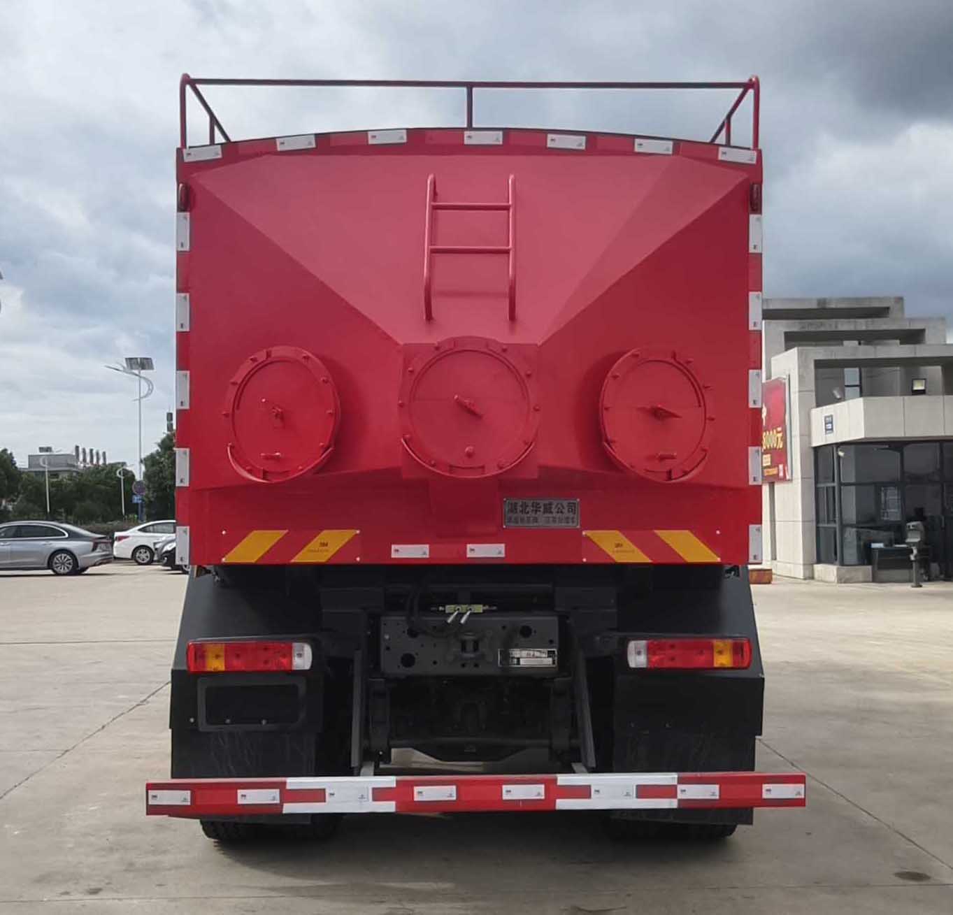 华威驰乐牌SGZ5310TSGZZ6TX压裂砂罐车公告图片
