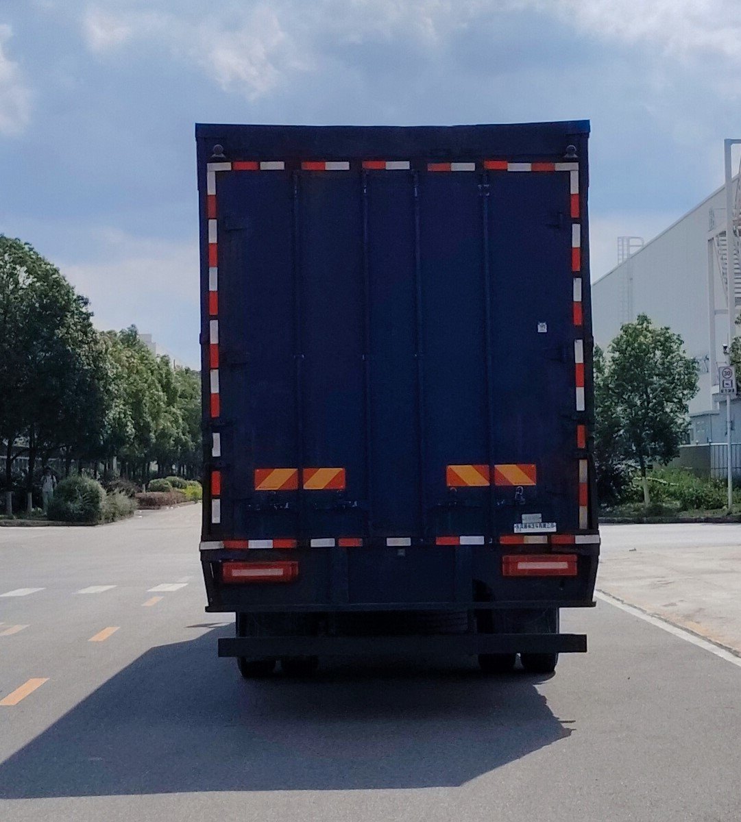 乘龙牌LZ5180XYKH5AC201翼开启厢式货车公告图片