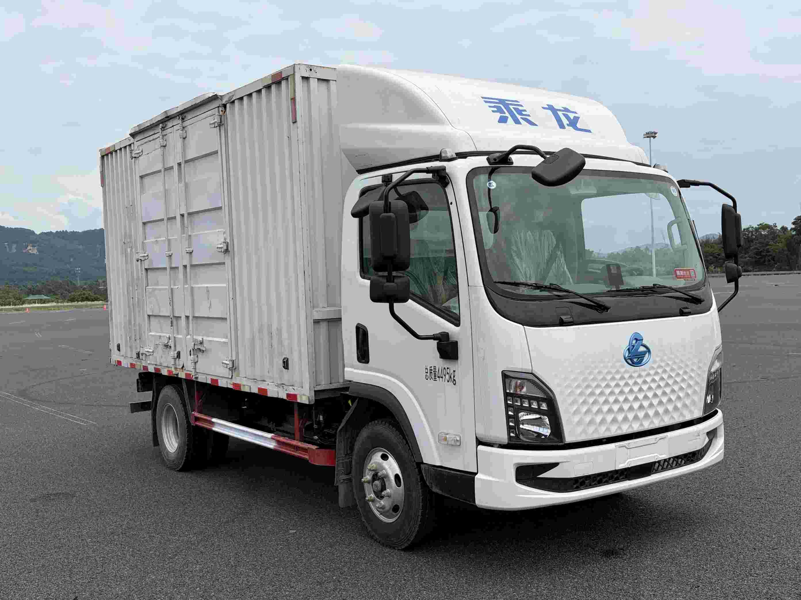 乘龙牌LZ5049XXYL2AZBEV1101纯电动厢式货车