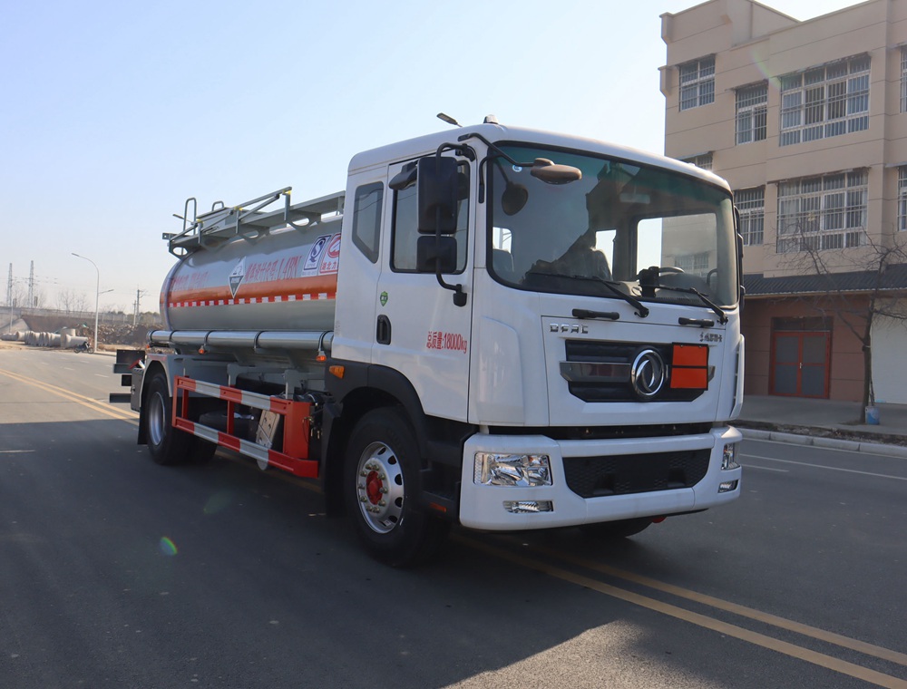中汽力威牌HLW5180GFWEQ6腐蝕性物品罐式運(yùn)輸車(chē)公告圖片