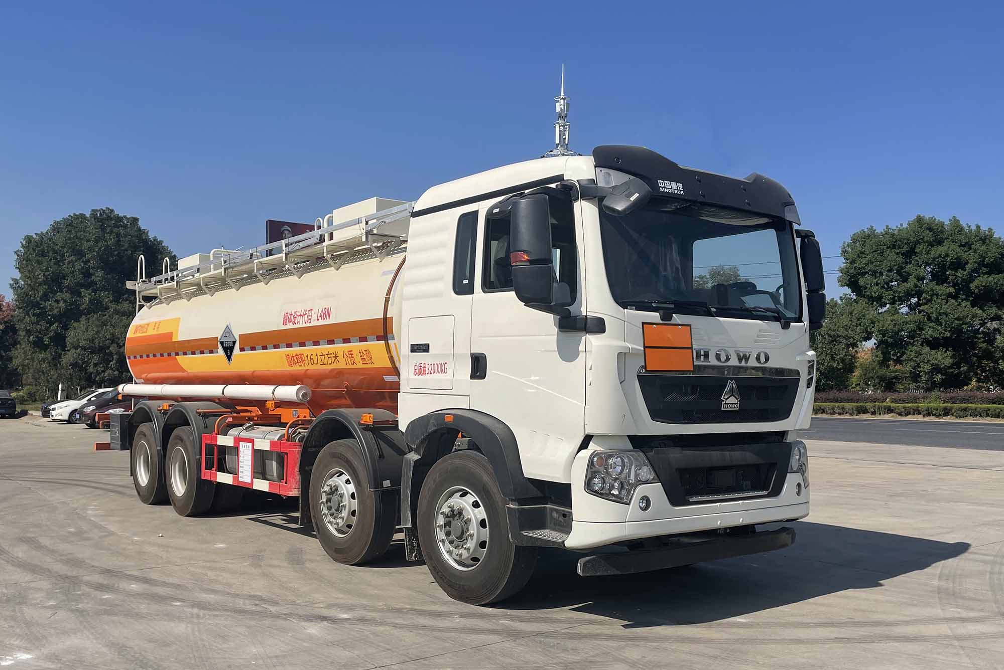SGZ5320GFWZZ6T5 华威驰乐牌腐蚀性物品罐式运输车图片