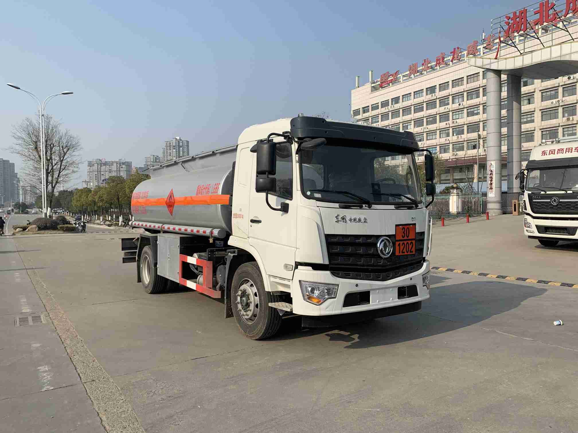 楚飞牌CLQ5180GYY6GW运油车公告图片