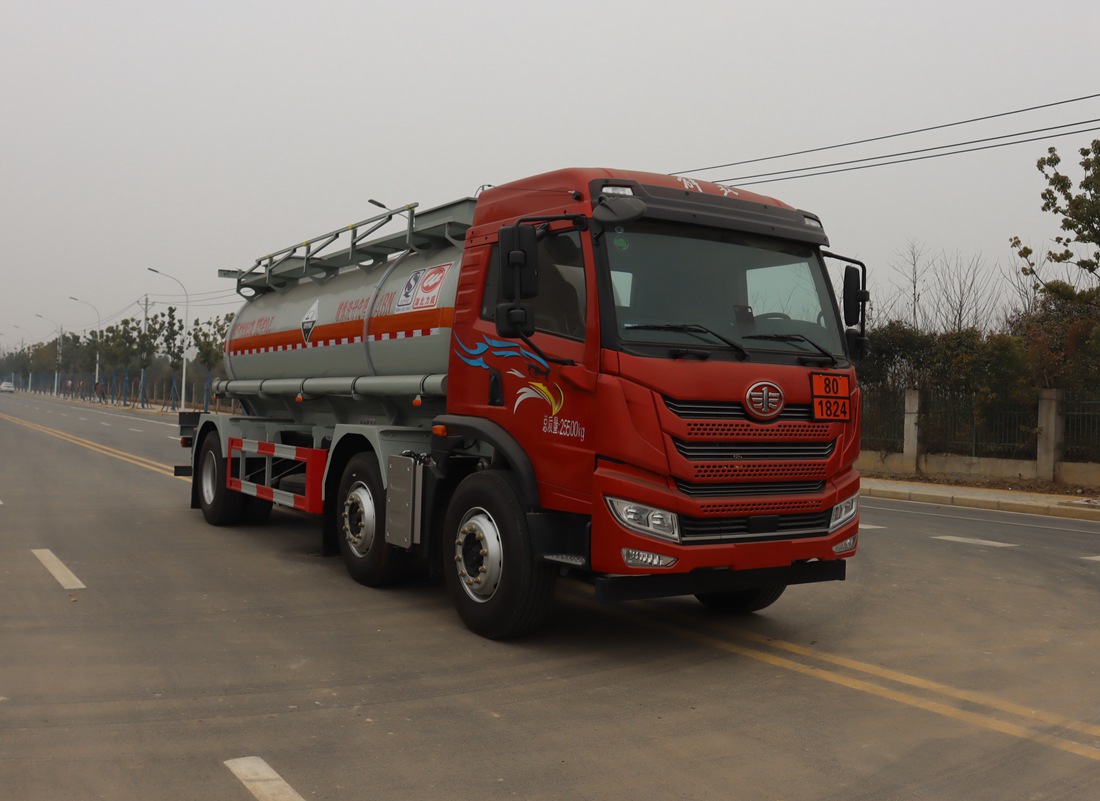 中汽力威牌HLW5260GFWC6腐蝕性物品罐式運(yùn)輸車公告圖片