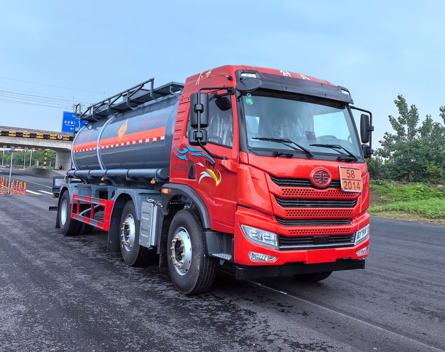中汽力威牌HLW5260GYWC6氧化性物品罐式運輸車公告圖片