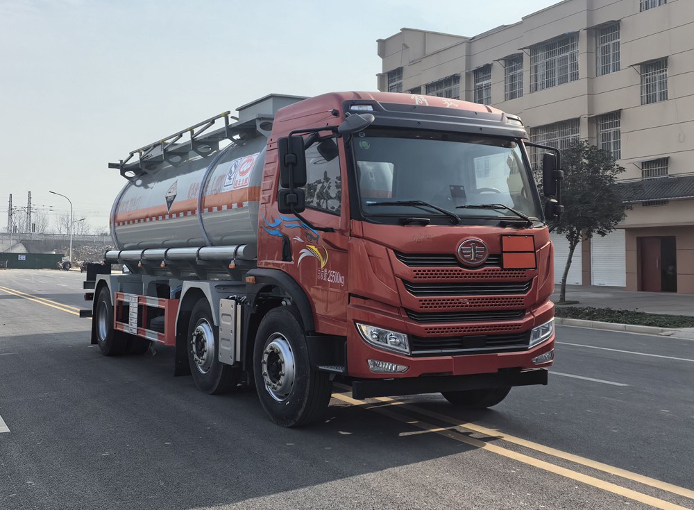 中汽力威牌HLW5261GFWC6腐蝕性物品罐式運(yùn)輸車公告圖片
