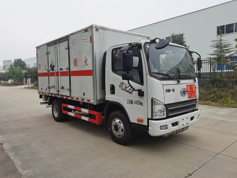 大力牌DLQ5043XFWCA6腐蚀性物品厢式运输车公告图片