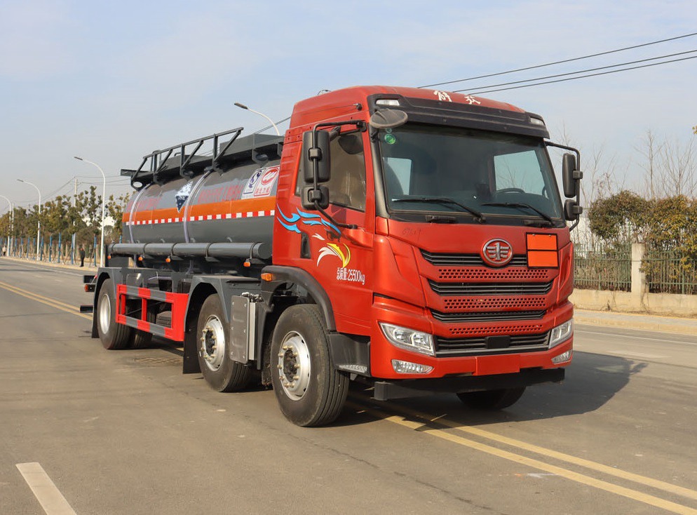 中汽力威牌HLW5262GFWC6腐蝕性物品罐式運(yùn)輸車公告圖片