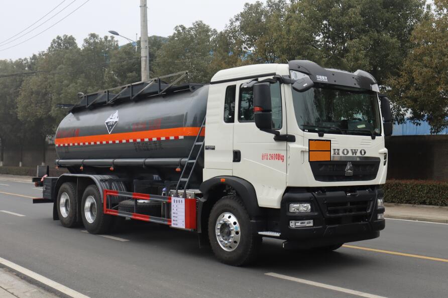 中汽力威牌HLW5263GFWZ6腐蝕性物品罐式運輸車公告圖片