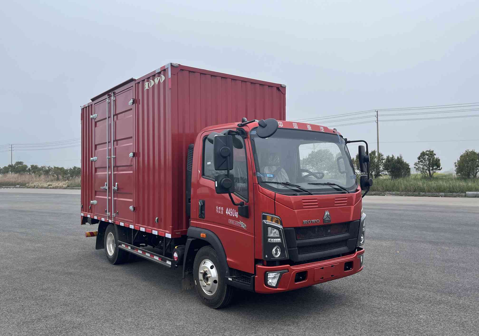 豪沃牌ZZ5047XXYG3115F144厢式运输车