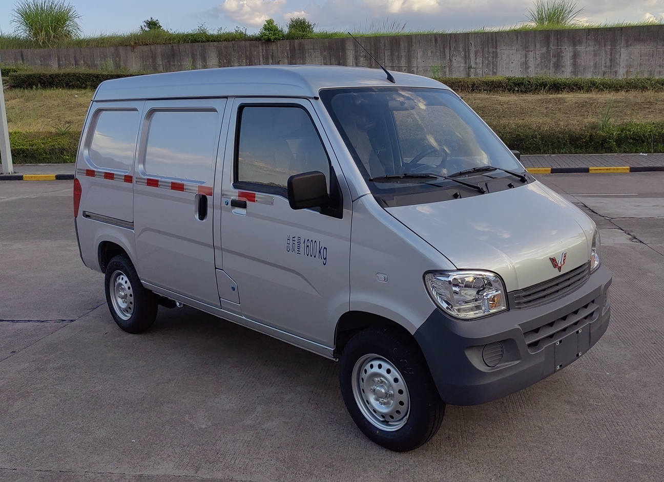 五菱牌LZW5022XXYEQUA厢式运输车