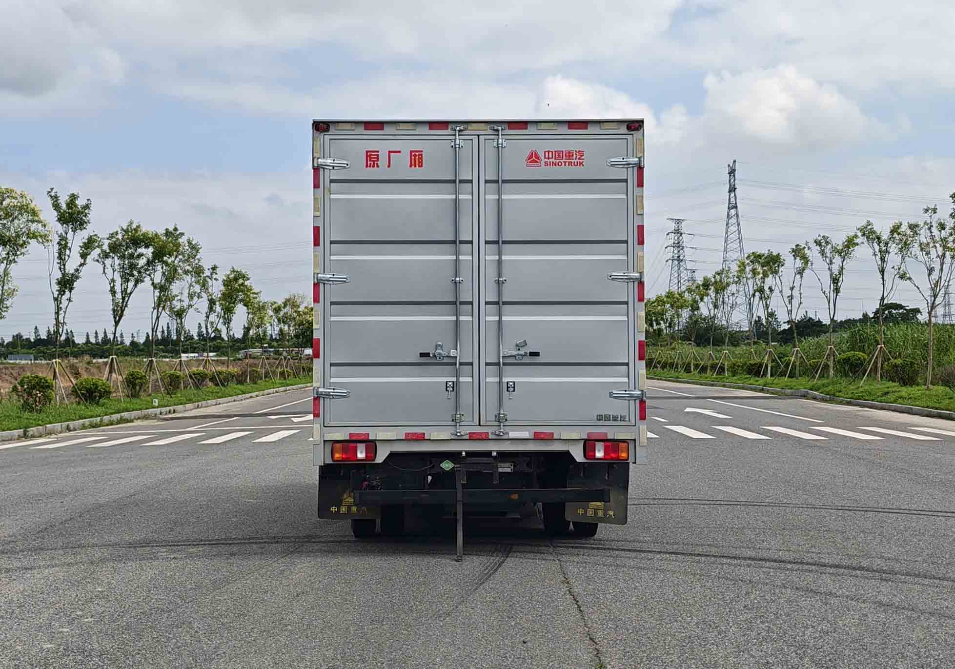 豪沃牌ZZ5117XXYK3515F112CL厢式货车公告图片