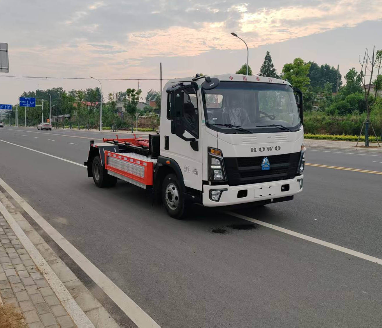 RRR5047ZXXZBEV 瑞雅晟牌纯电动车厢可卸式垃圾车图片