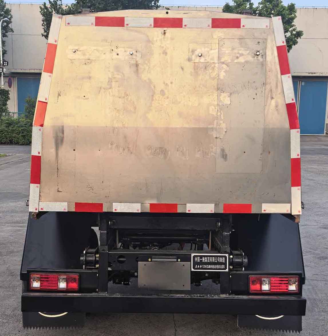 东方红牌LT5041ZDJBEV纯电动对接式垃圾车公告图片