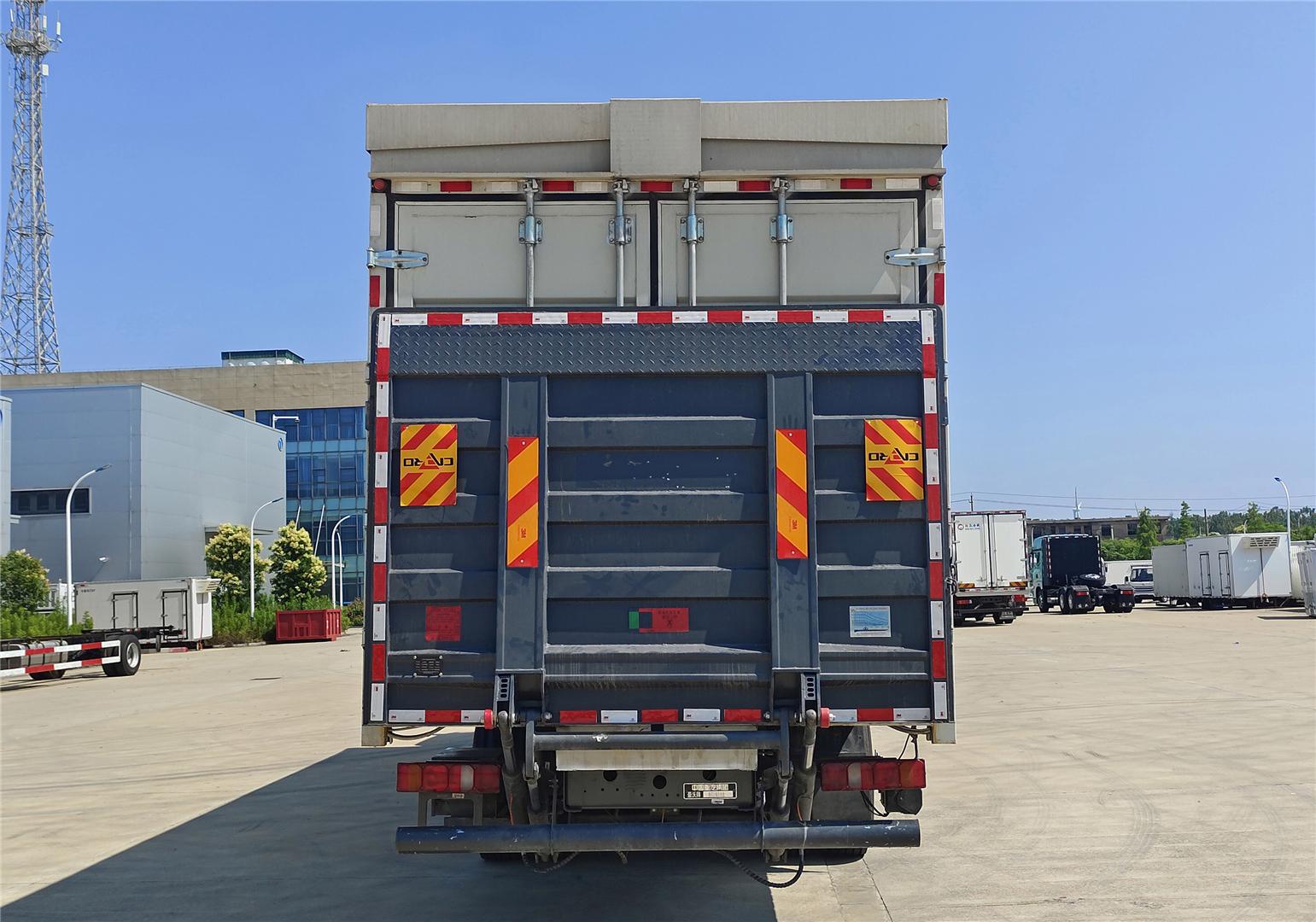 豪沃牌ZZ5187XYKK711JF1H翼开启厢式货车公告图片