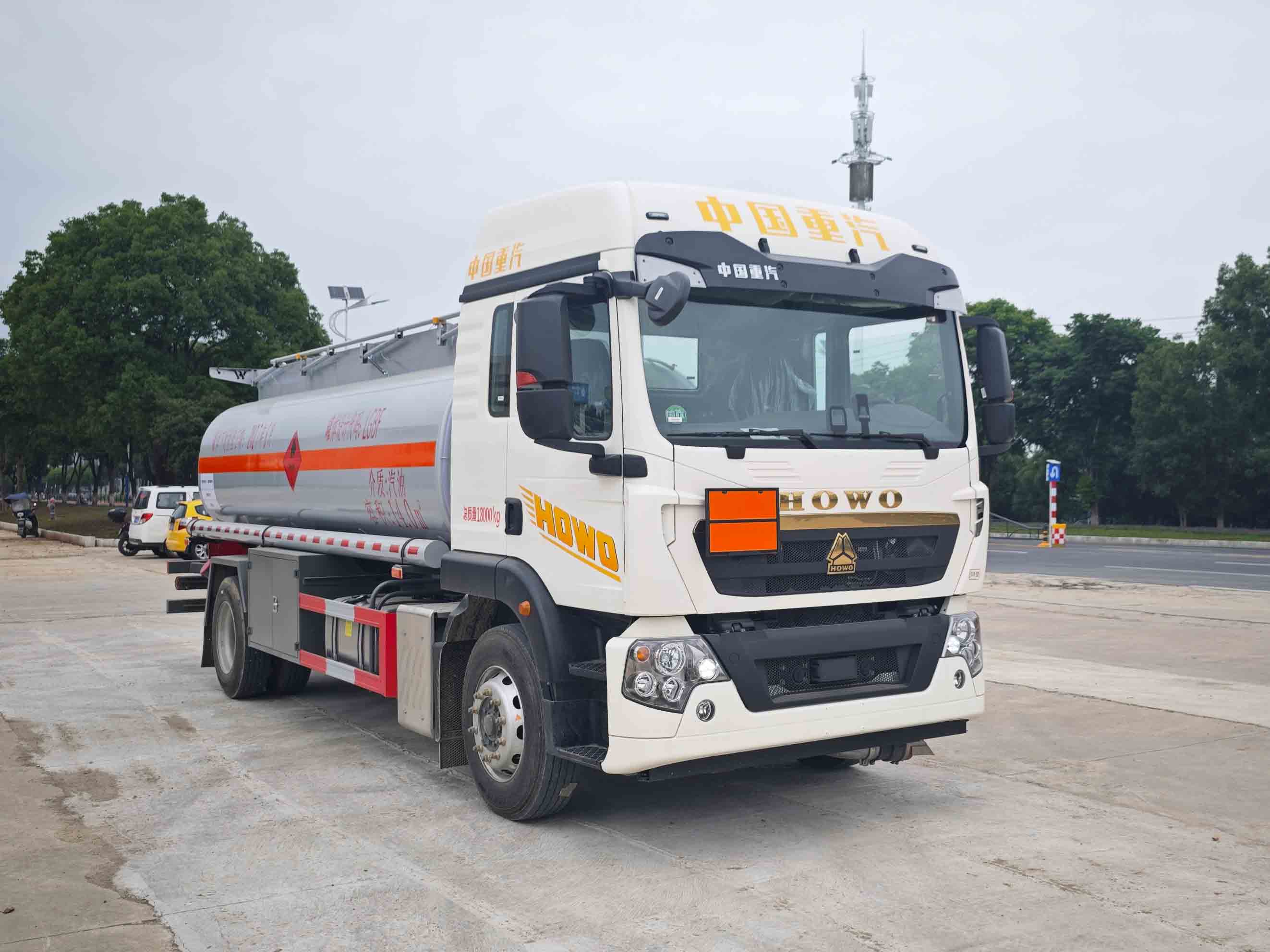 SGZ5181GFLZZ6TX 华威驰乐牌FL型危险货物运输车图片
