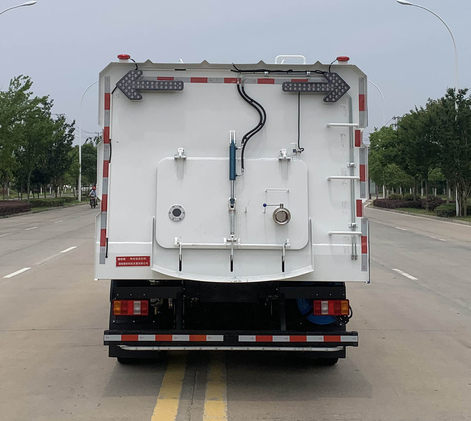 瑭桥牌TQH5120TXSZZBEV纯电动洗扫车公告图片