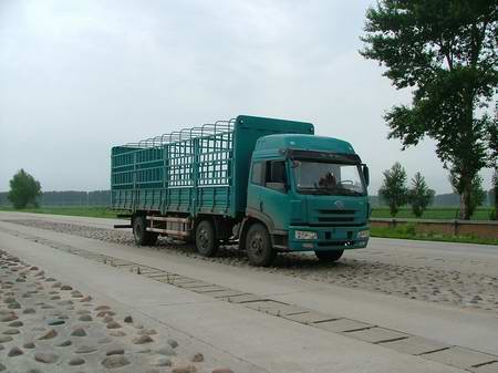 CA5203CLXYP7K2L11T3AE仓栅式运输汽车燃油公告图片2