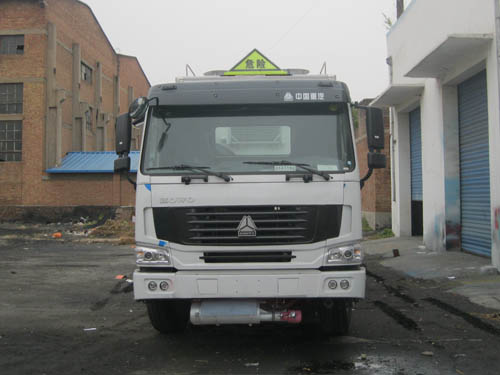 XKC5257THZB3炸药混装车燃油公告图片1