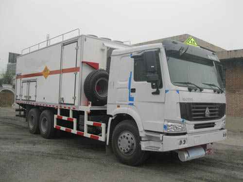 XKC5257THZB3炸药混装车燃油公告图片2