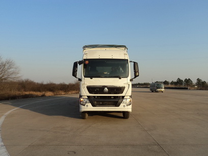 ZZ5317CPYM466GC1蓬式运输车燃油公告图片1