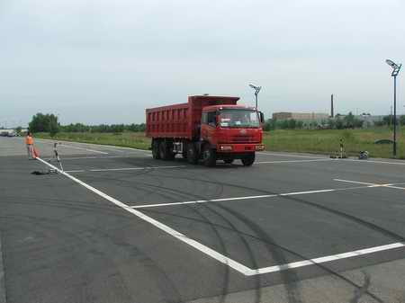 CA3313P7K1T4E4平头柴油自卸汽车燃油公告图片2
