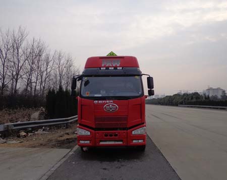 CLW5310GFWC4腐蚀性物品罐式运输车燃油公告图片1