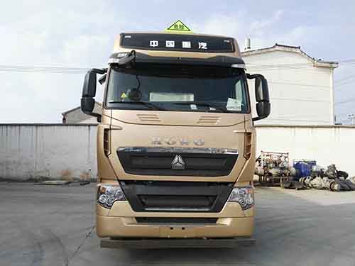 ZZ4257V324HD1W危险品牵引车燃油公告图片1