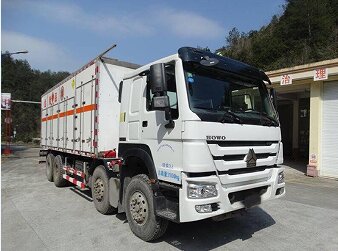 NJT5310THRD现场混装乳化炸药车燃油公告图片2