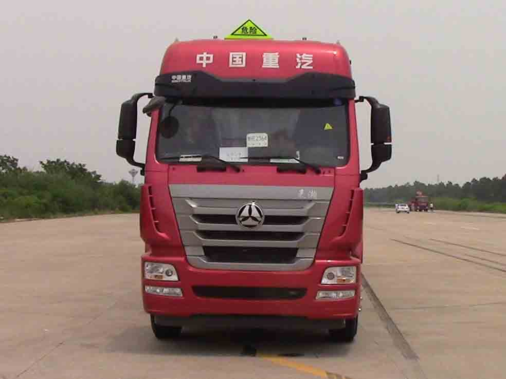 ZZ4255N3246E1W危险品牵引车燃油公告图片1