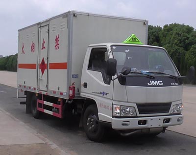 CLW5061XRQJ5易燃气体厢式运输车燃油公告图片2