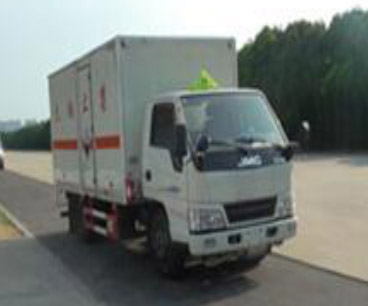 CLW5061XFWJ5腐蚀性物品厢式运输车燃油公告图片2
