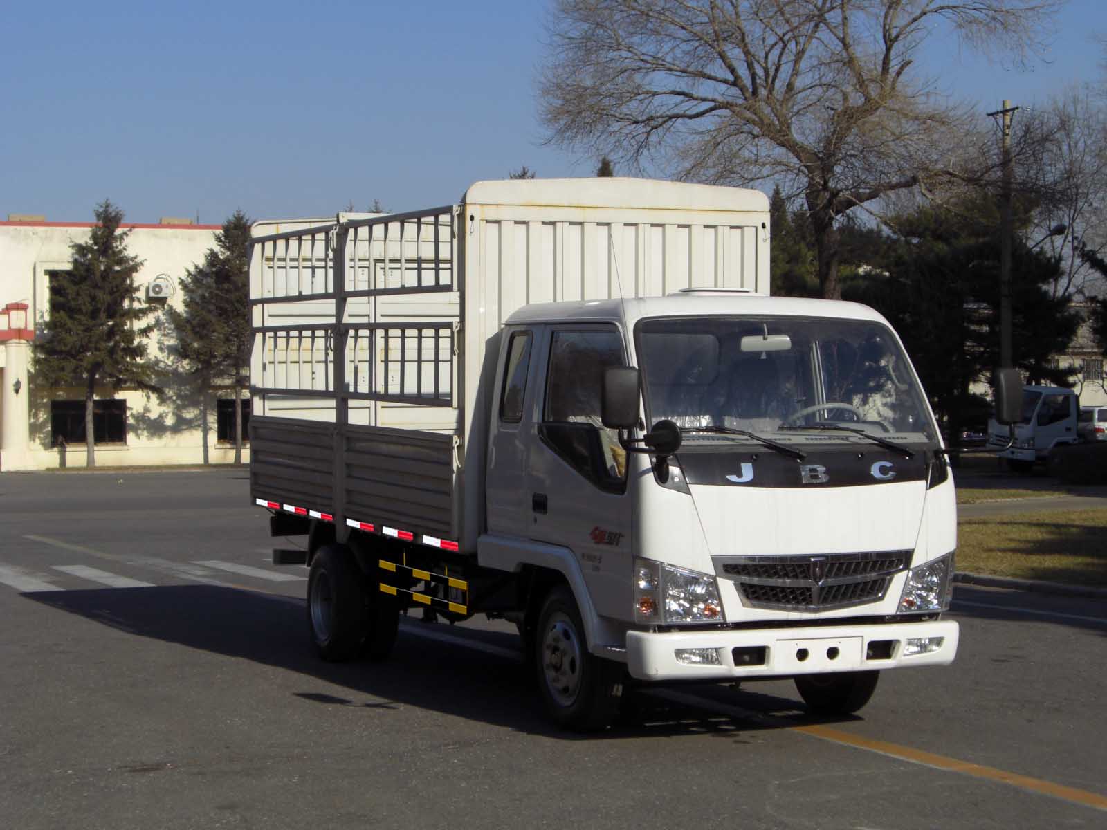 SY5043CXYBF-E4仓栅式运输车燃油公告图片2