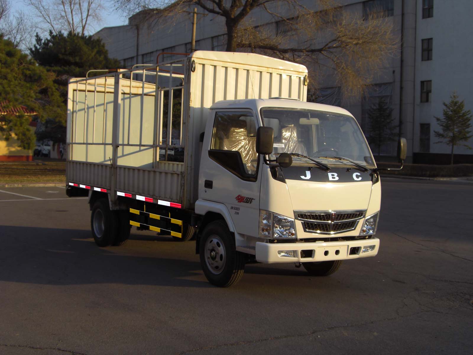 SY5043CXYDF-E4仓栅式运输车燃油公告图片2