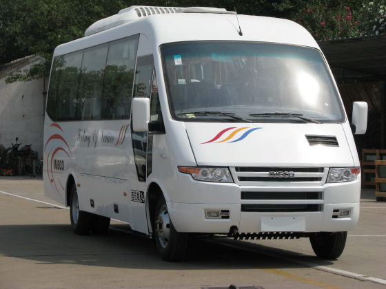 依维柯7.4米24座客车(nj6744lc)