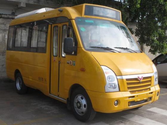 五菱牌5.5米10-14座客车(gl6552cqs)