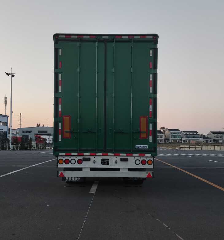 闽铝轻量化牌136吨138米1轴铝合金厢式运输半挂车fml9180xxy1s2