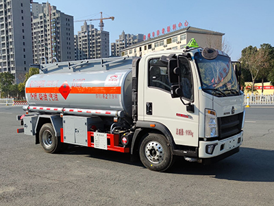 新东日牌YZR5097GRYZ6易燃液体罐式运输车