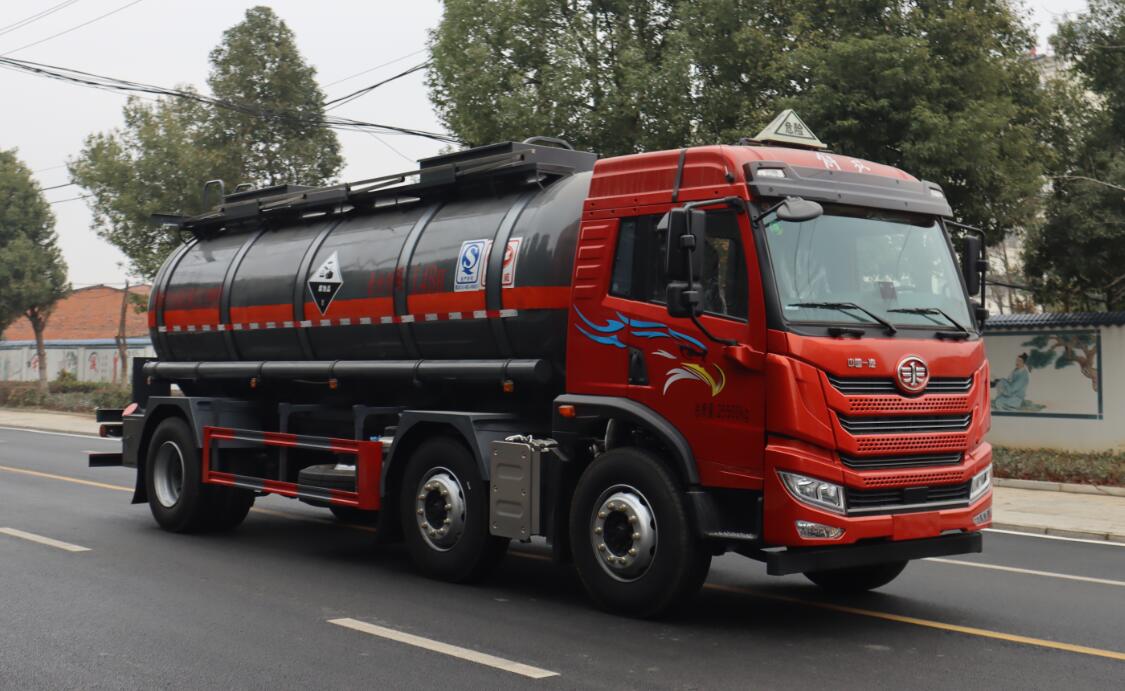 中汽力威牌HLW5262GFWC6腐蚀性物品罐式运输车