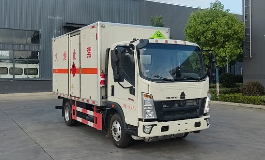 程力威牌CLW5040XRYZ6易燃液體廂式運輸車