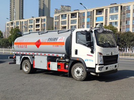 新東日牌YZR5128GJYZ6加油車
