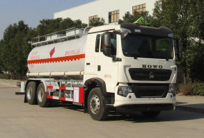 中汽力威牌HLW5260GRYZ6易燃液体罐式运输车